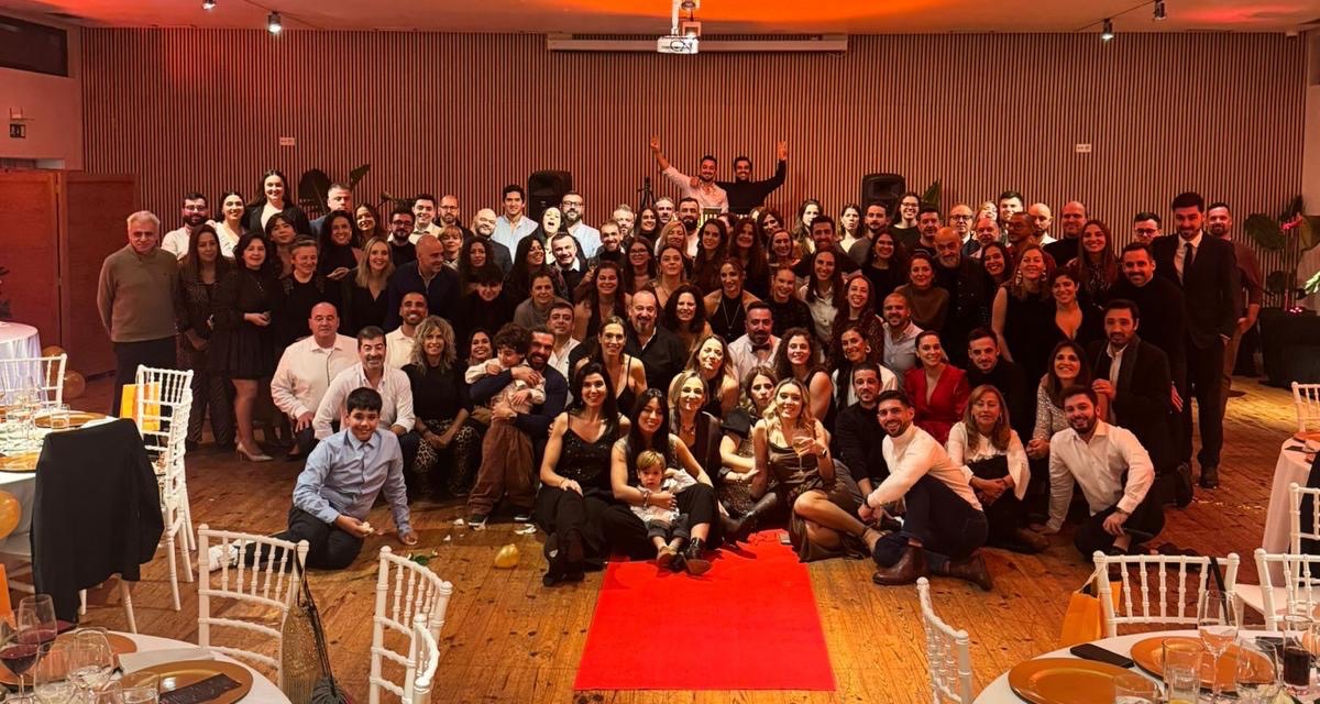 Fotografia de grupo da comunidade Glute Project num jantar